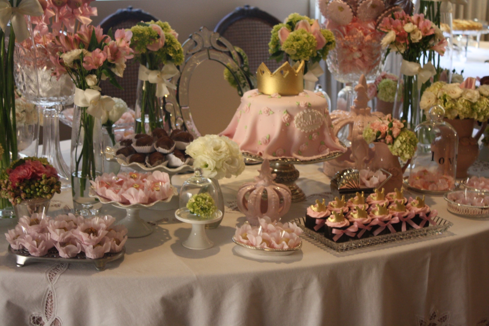 chá de bebê com tema princesa da mini conceitaria | Depois de dois meninos, a mãe que promoveu esse chá de bebê quis comemorar a chegada da primeira filha com um chá de bebê delicado e muito feminino. Veja a seguir as ideias desenvolvidas pela empresa Mini Conceitaria (www.facebook.com/miniconceitaria) - Pimenta Rosa