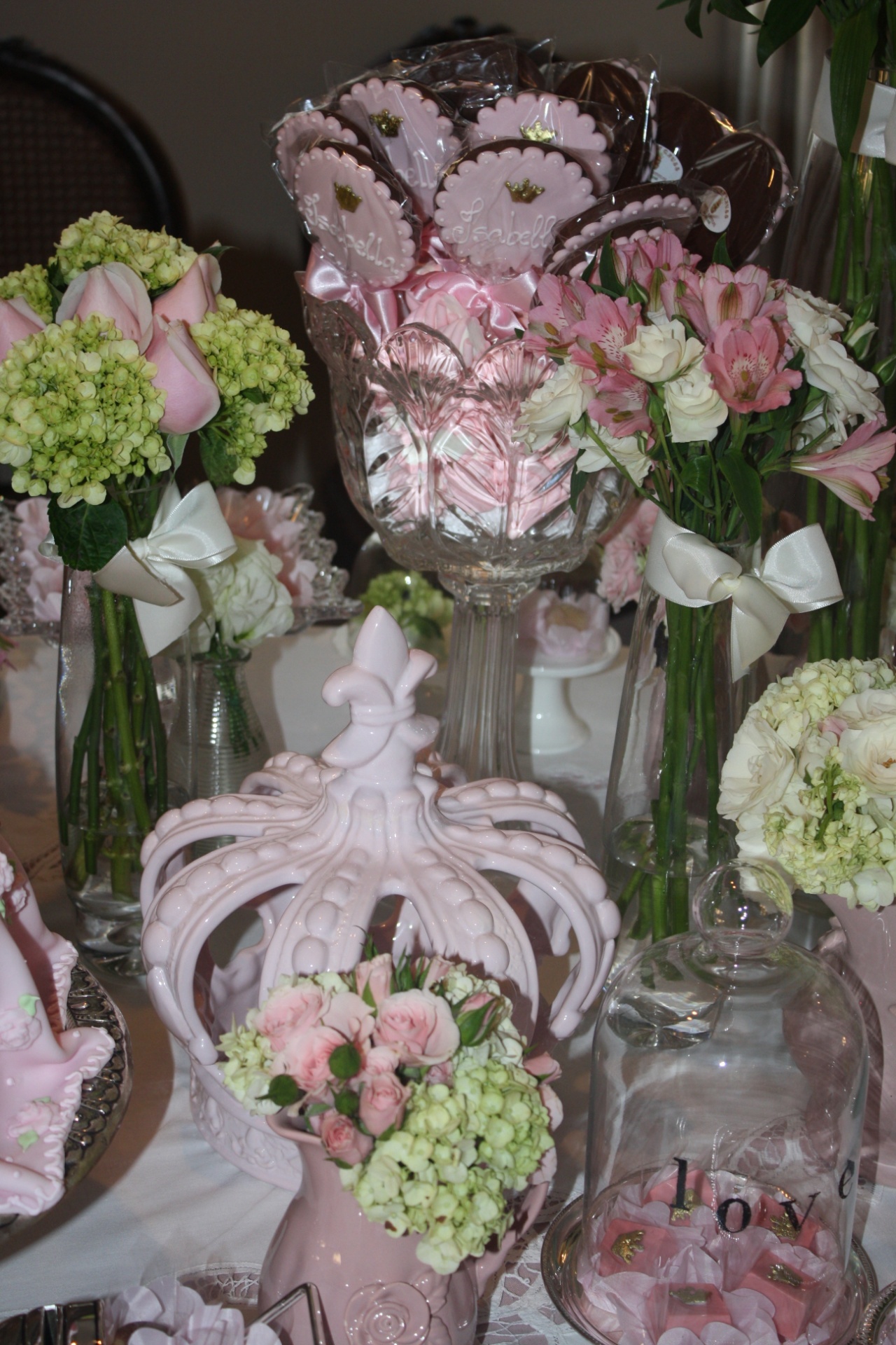 chá de bebê com tema princesa da mini conceitaria | Nesse chá, o nome da bebê apareceu em pirulitos de chocolate, confeitados com pasta americana e dispostos em um vaso de cristal - Pimenta Rosa