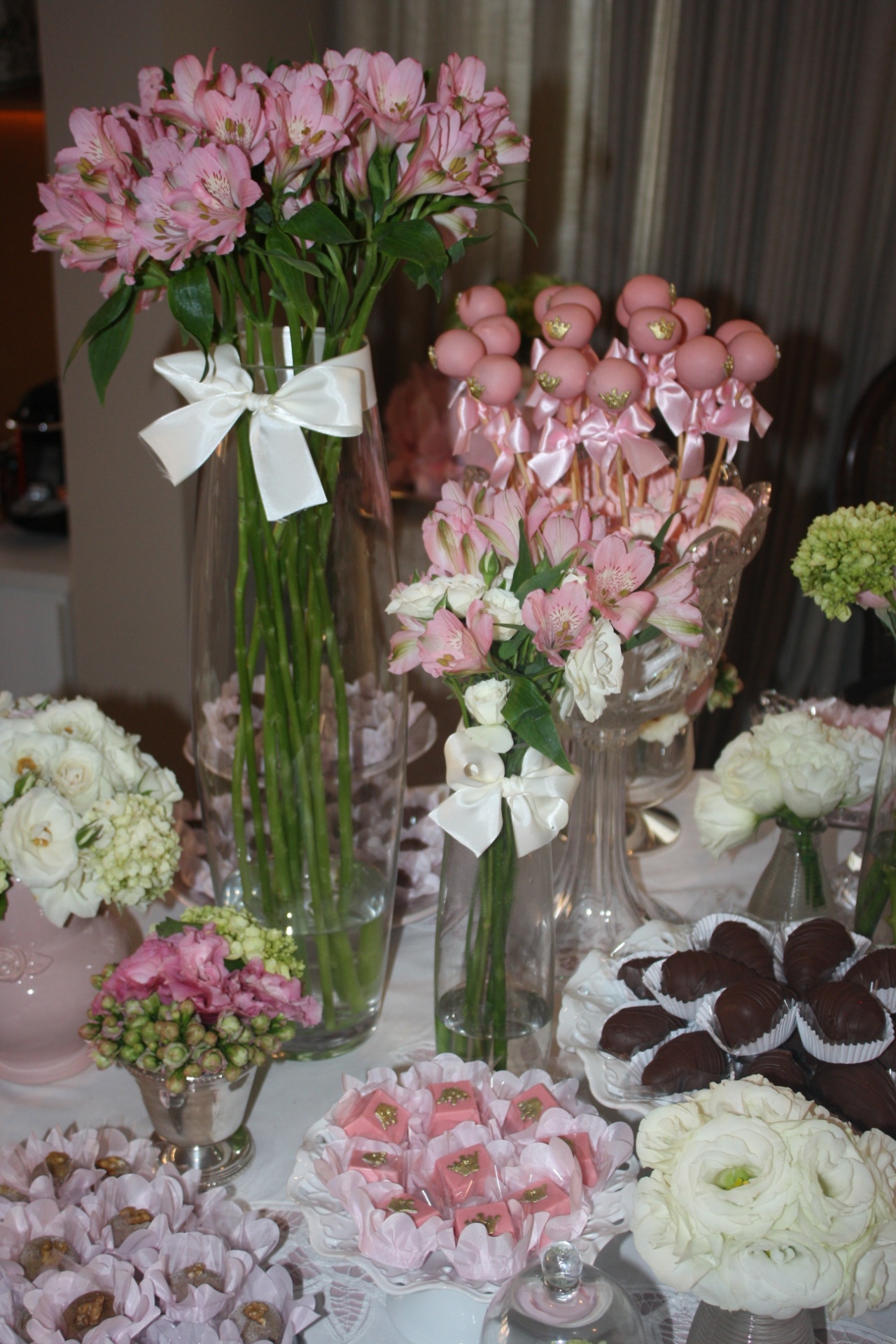 chá de bebê com tema princesa da mini conceitaria | Flores naturais ajudaram a compor a decoração da mesa desse chá de bebê com tema princesa. Foram usadas rosa spray, astromélia, mini-hortênsia e mosquitinho - Pimenta Rosa