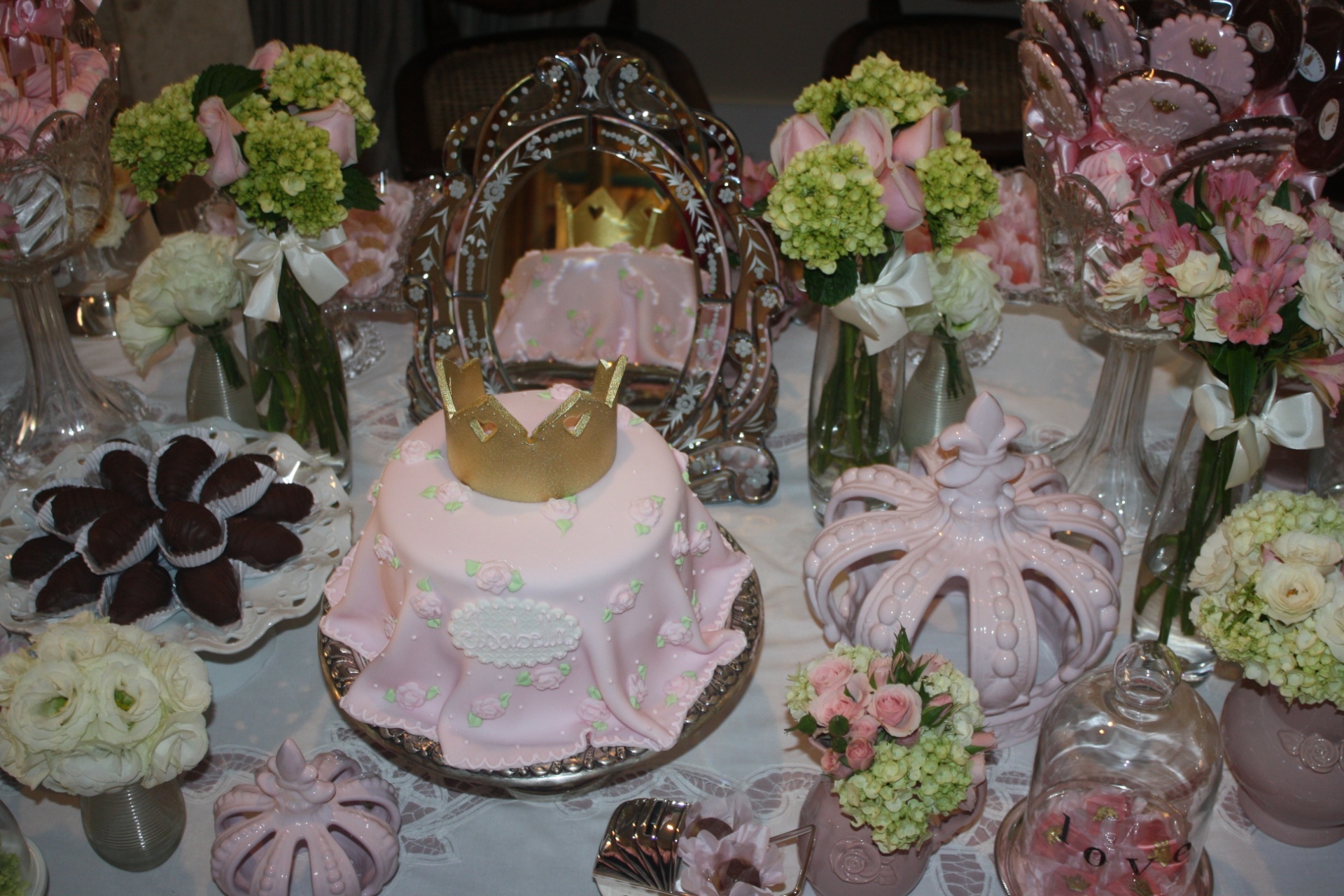 chá de bebê com tema princesa da mini conceitaria | Um espelho do tipo veneziano teve destaque na mesa desse chá de bebê com tema princesa. O acessório deu ainda mais destaque ao bolo, inteiro comestível e decorado com pasta americana - Pimenta Rosa