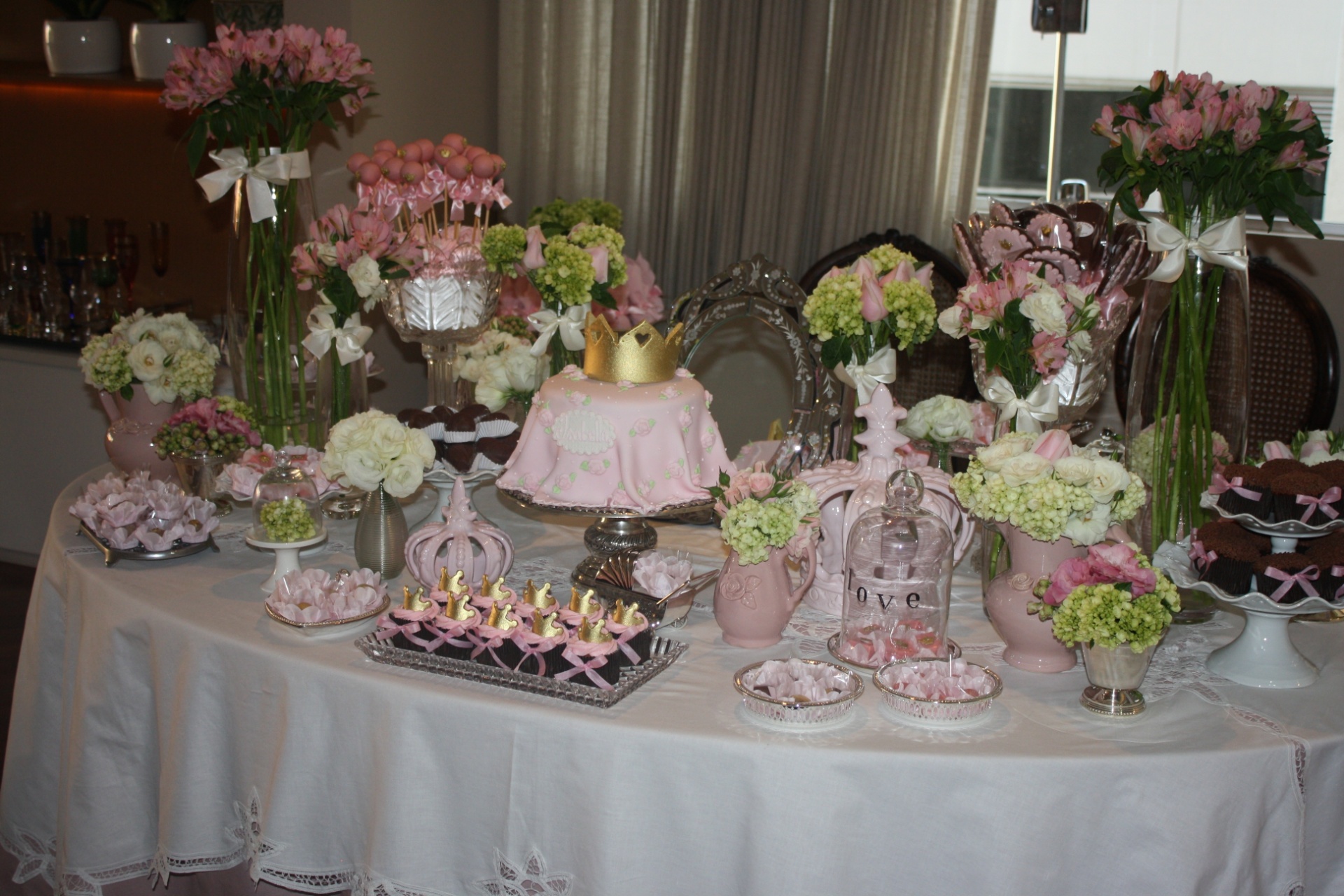 chá de bebê com tema princesa da mini conceitaria | Para conferir um ar delicado a esse chá de bebê, da Mini Conceitaria, a mesa foi composta com peças de porcelana, prata e cristal - Pimenta Rosa