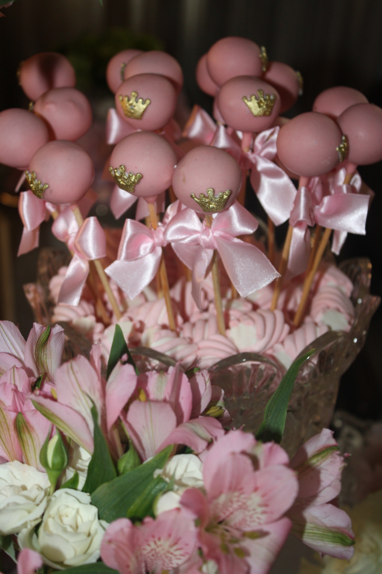 chá de bebê com tema princesa da mini conceitaria | O rosa foi a cor principal desse chá de bebê assinado pela Mini Conceitaria. O tom apareceu até mesmo nos "pop cakes" (bolos no palito) e nos marshmallows da mesa principal - Pimenta Rosa