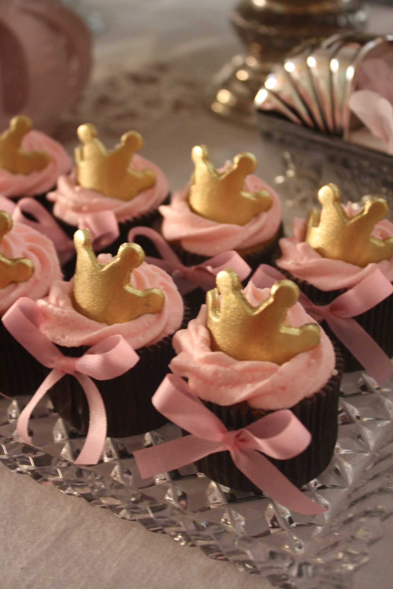chá de bebê com tema princesa da mini conceitaria | Cupcakes de brigadeiro ajudaram a decorar a mesa desse chá de bebê com tema princesa. Os doces foram feitos por Bruna Gauss (www.facebook.com/pages/Bruna-Gauss-Arte-em-Açúcar) - Pimenta Rosa