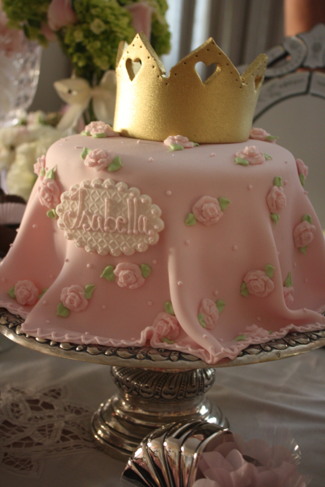 chá de bebê com tema princesa da mini conceitaria | O bolo desse chá de bebê com tema princesa era de verdade e assinado pela Cakery (cakery.com.br) - Pimenta Rosa