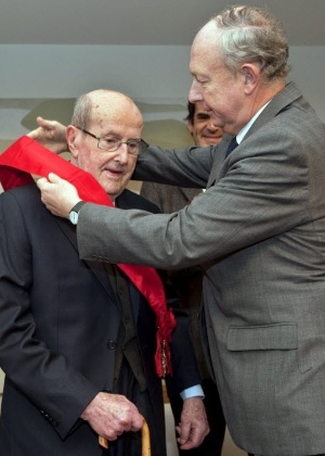 Manoel de Oliveira recebe do embaixador da França em Portugal, François Blarel, as insígnias de Grande Oficial da Legião de Honra francesa - Ricardo Castelo/Efe