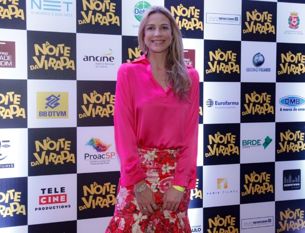 Luana Piovani posa sorridente na pré-estreia de "A Noite da Virada", em São Paulo