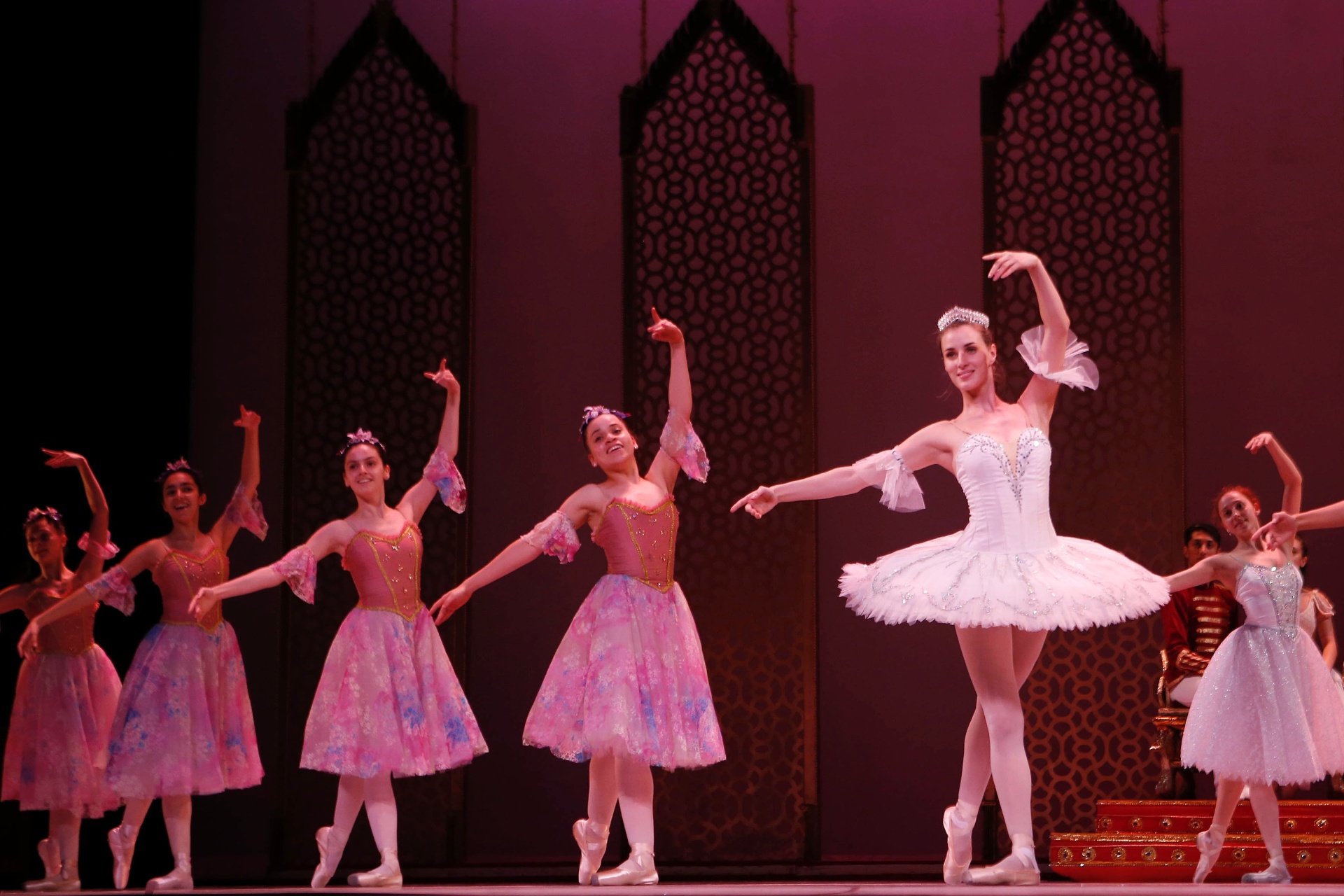 10.dez.2014 - Criado por Tchaikovsky, "O Quebra Nozes" tem montagem da tradicional Cisne Negro Cia de Dança, equipe que remonta o clássico há 31 anos - há 15 no Teatro Alfa. - Junior Lago/UOL