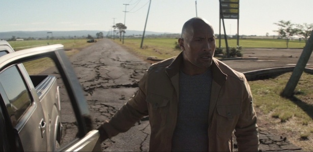 Dwayne Johnson em cena do trailer "Terremoto: A Falha de San Andreas" - Reprodução