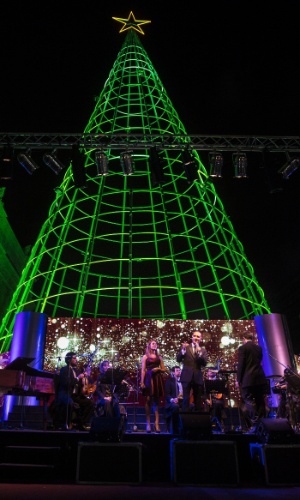 A Praça Estado del Vaticano, em Buenos Aires, ganhou uma árvore natalina de 40 metros de altura neste Natal