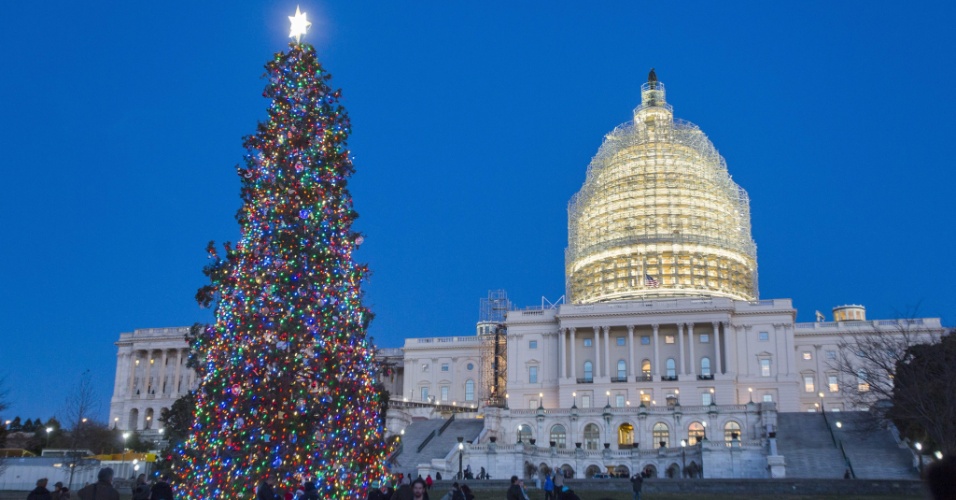 Árvore natalina colocada neste fim de ano na frente do Capitólio, sede do poder legislativo dos Estados Unidos