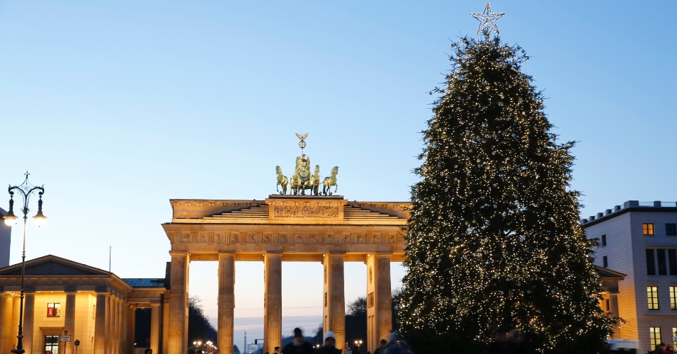 Em Berlim, é possível admirar uma bela árvore de Natal na frente de um dos principais cartões-postais da cidade: o Portão de Brandemburgo