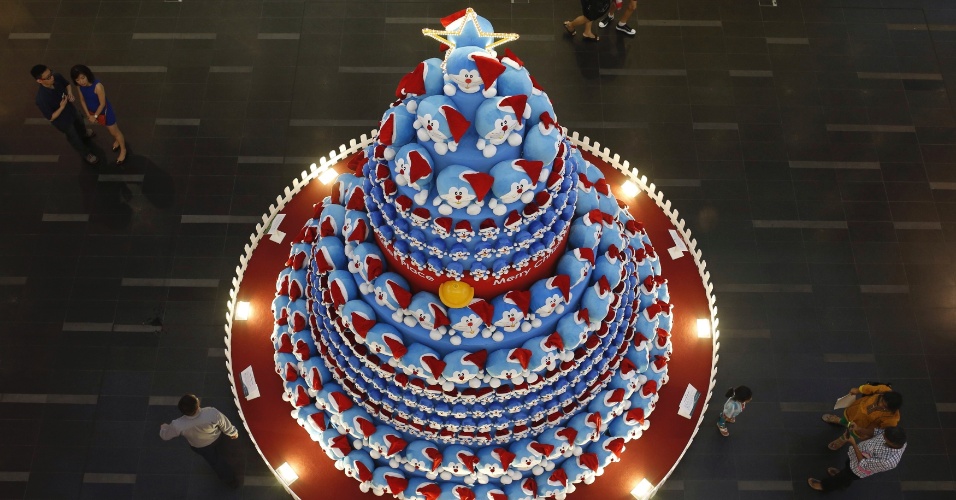 Em Cingapura, um shopping ganhou uma árvore de Natal inspirado no mangá Doraemon