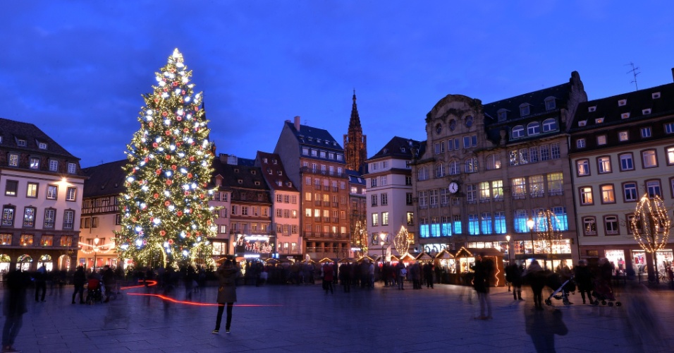 Estrasburgo, na França, é um dos principais destinos de Natal da Europa. Durante esta época, os mercados de Natal da cidade chegam a receber mais de dois milhões de visitantes. Na foto, é possível ver a principal árvore natalina de Estrasburgo