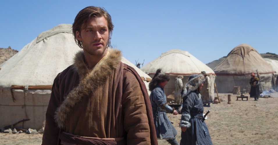 Lorenzo Richelmy aparece como o explorador Marco Polo na série homônima do Netflix