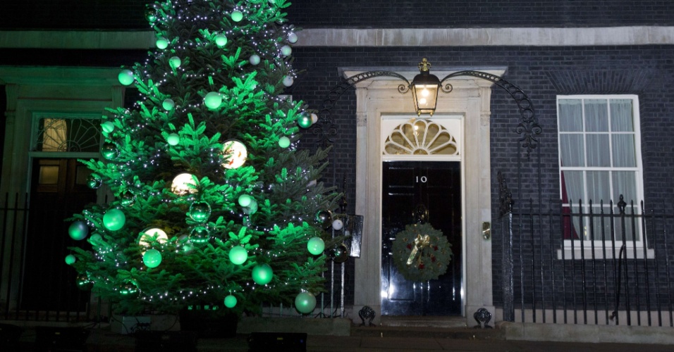 Neste fim de ano, a área que fica na frente da residência do primeiro-ministro britânico, David Cameron, no número 10 de Downing Street, ganhou uma simpática árvore de Natal