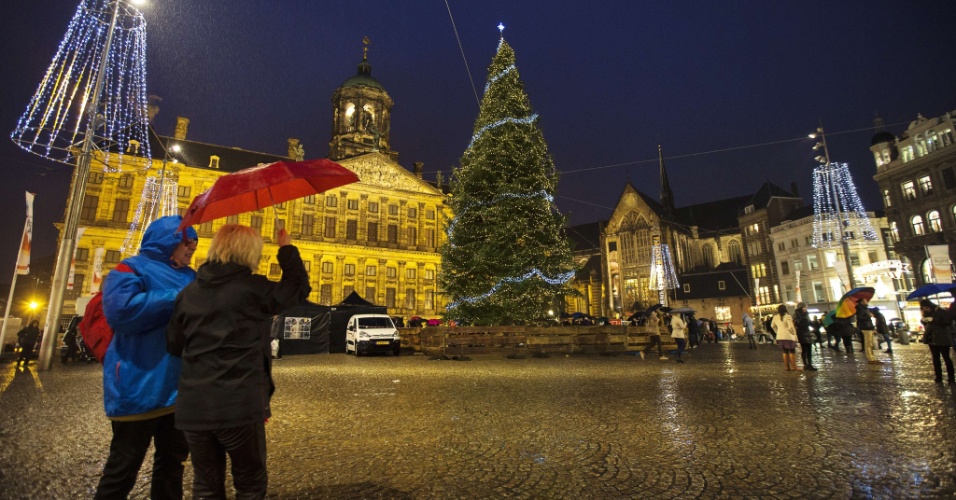 No últimos dia 7 de dezembro, pessoas enfrentaram o frio e a chuva para admirar a árvore de Natal da Dam Square, uma das principais praças da cidade holandesa de Amsterdã