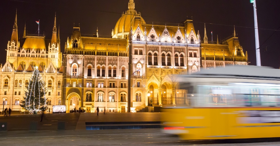 O lindo edifício do Parlamento Húngaro serve de cenário para uma das principais árvores de Natal da cidade de Budapeste