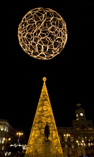 Uma árvore de Natal estilosa decora a região da Puerta del Sol, na cidade espanhola de Madri