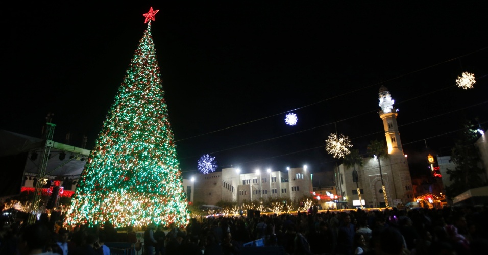 Uma das mais significativas árvores natalinas do mundo foi montada na frente da Igreja da Natividade de Belém, na Cisjordânia, considerada por muitos como o local oficial do nascimento de Jesus