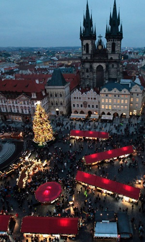 Visão panorâmica do centro histórico de Praga, na República Tcheca, iluminado por uma enorme árvore natalina