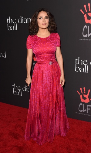 11.dez.2014 - A atriz Salma Hayek chega para o baile beneficente Diamond Ball, em Beverly Hills, na Califórnia