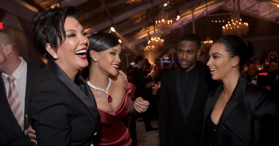 11.dez.2014 - Em clima descontraído, Rihanna conversa com Kim Kardashian e a mãe dela, Kris Jenner, durante primeira edição de seu baile beneficente, o Diamond Ball. O evento aconteceu em Beverly Hills, na Califórnia