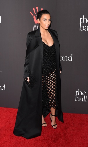 11.dez.2014 - Kim Kardashian ousa e usa vestido transparente para comparecer ao baile beneficente Diamond Ball, em Beverly Hills, na Califórnia