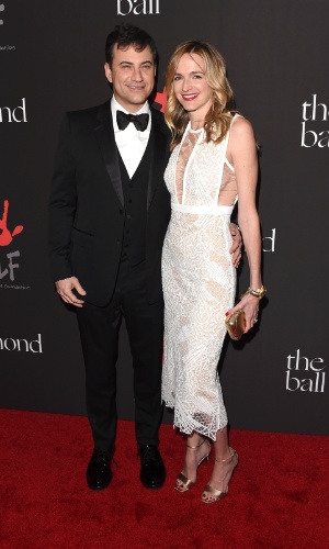 11.dez.2014 - O apresentador Jimmy Kimmel e a mulher, Molly, posam juntos no baile beneficente Diamond Ball, em Beverly Hills, na Califórnia