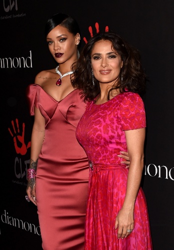 11.dez.2014 - Rihanna e a atriz Salma Hayek posam na chegada do baile beneficente da cantora, o Diamond Ball. O evento aconteceu em Beverly Hills, na Califórnia