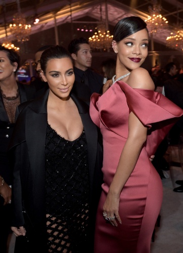11.dez.2014 - Rihanna posa com Kim Kardashian durante primeira edição de seu baile beneficente, o Diamond Ball. O evento aconteceu em Beverly Hills, na Califórnia