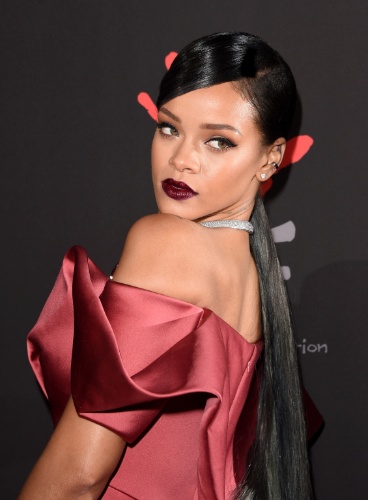 11.dez.2014 - Sensual em um vestido vermelho, Rihanna chega para a primeira edição de seu baile beneficente, o Diamond Ball. O evento aconteceu em Beverly Hills, na Califórnia