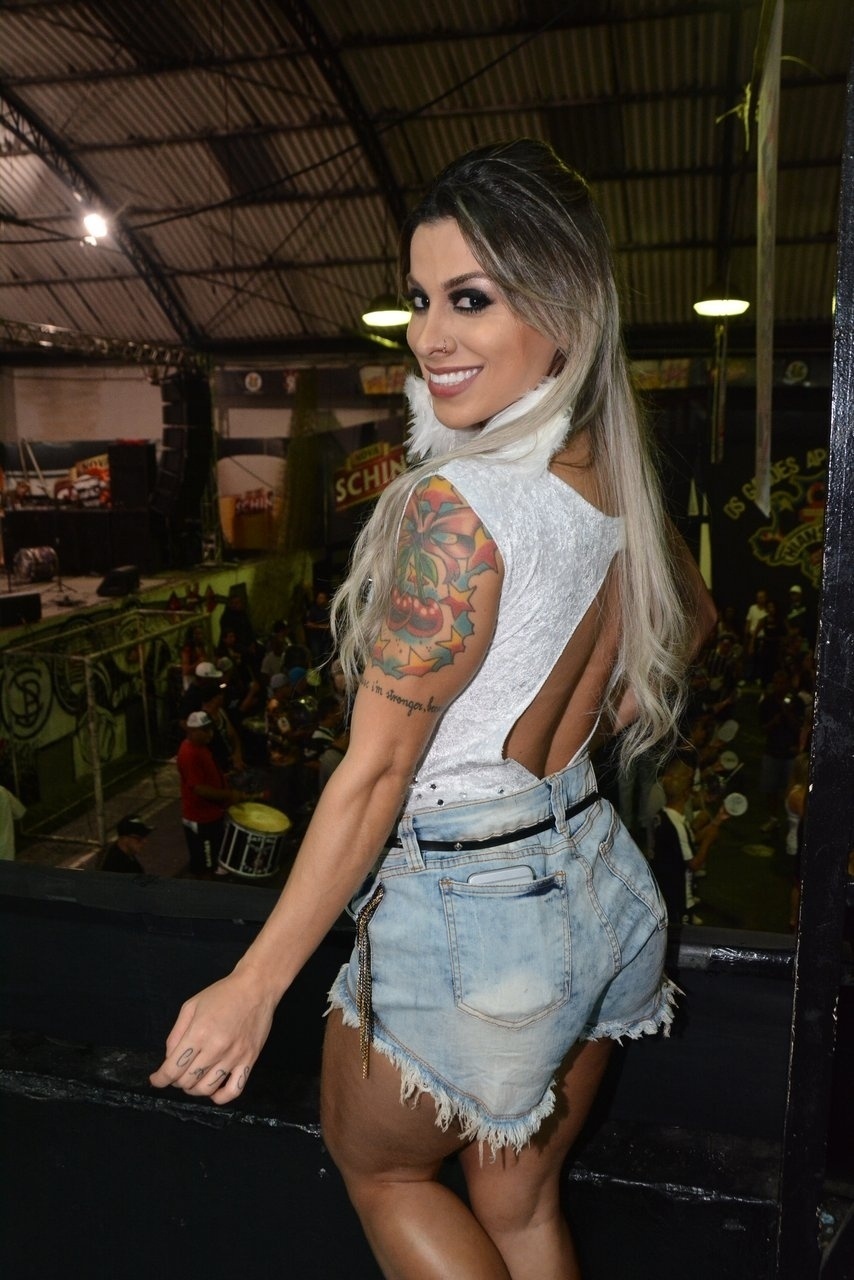 12.dez.2014 - A ex-BBB Vanessa Mesquita comparece ao ensaio da escola Gaviões da Fiel, no bairro do Bom Retiro, no centro de São Paulo, nesta sexta-feira