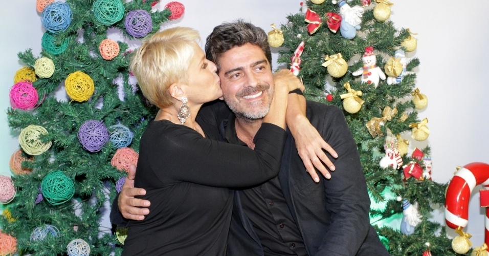 13.dez.2014 - Antes de apresentar o espetáculo "A Magia do Natal", em São Paulo, Xuxa posa com o namorado, Junno Andrade