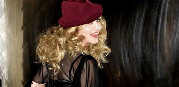 13.dez.2014 - Madonna exibe no Instagram uma foto inédita que nem ela mesma sabe de onde surgiu. "Outra foto inédita de uma série que eu acabo de descobrir! Roubado e vendido de quem? Oh, meu Deus! São os meus fãs fazendo isso? Assim eu fico muito confusa. Roubar é um crime. #karma", escreveu ela na legenda - Reprodução/Instagram/madonna