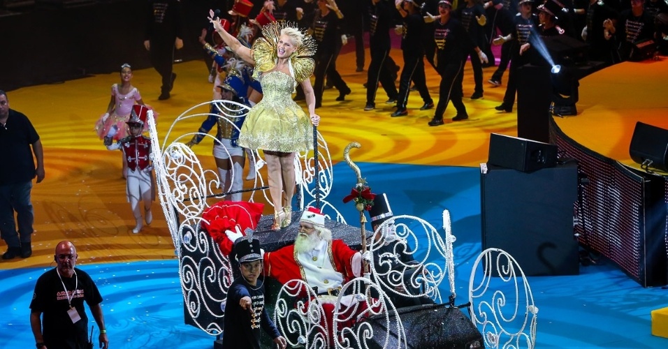 13.dez.2014 - Xuxa desfila com Papai Noel no espetáculo "A Magia do Natal", em São Paulo