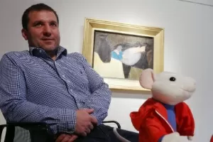 Gergely Barki, especialista do Museu Nacional da Hungria, reconheceu o quadro "Mulher adormecida com vaso preto" ("Sleeping woman with black vase"), de Robert Bereny, no filme "O Pequeno Stuart Little" (1999) - Ferenc Isza/AFP
