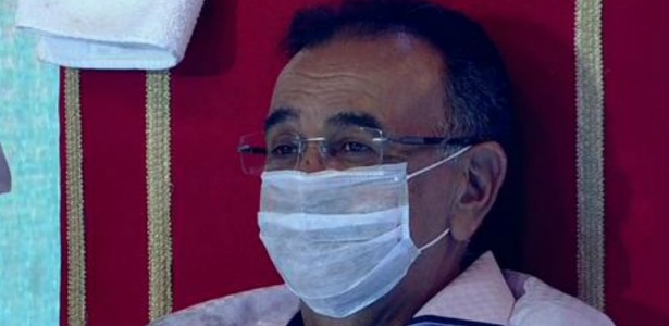 Percival de Souza tira o bigode ao vivo, após 40 anos e a um pedido da mulher
