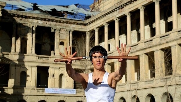 Abbas Alizada aprendeu a manejar arma de artes marciais que Bruce Lee tornou famosas em todo o mundo - Kawoon Khamoosh/BBC