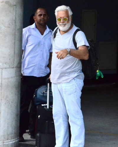 15.dez.2014 - Antônio Fagundes desembarca de barba e bigode branquíssimos no aeroporto Santos Dumont, no Rio de Janeiro