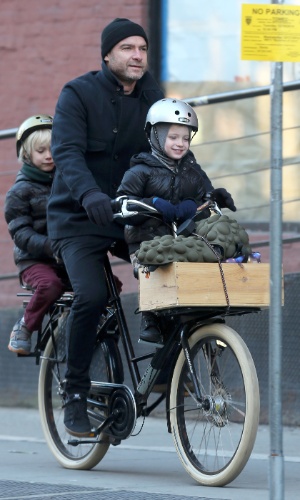 15.dez.2014 - Protagonista da série "Ray Donovan", Liev Schreiber é fotografado levando os filhos, Samuel e Alexander, para a escola de bicicleta, em Nova York