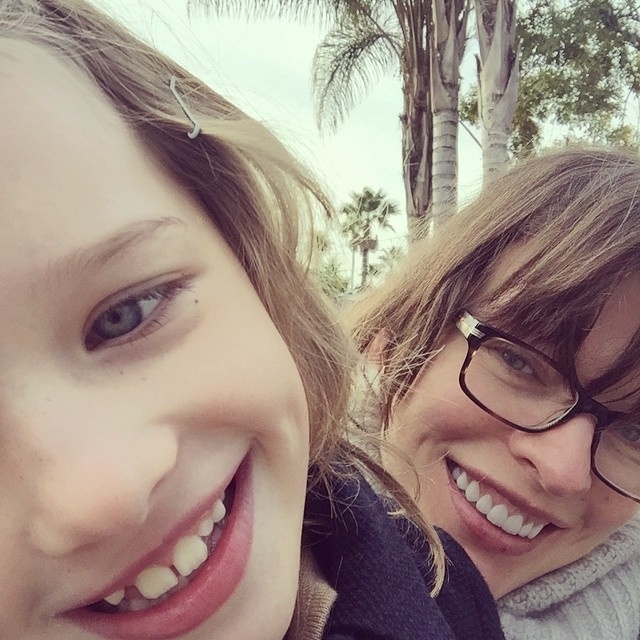 15.dez.2014 - Sorridente, Milla Jovovich publicou uma foto ao lado da filha, Ever Gabo, de 7 anos