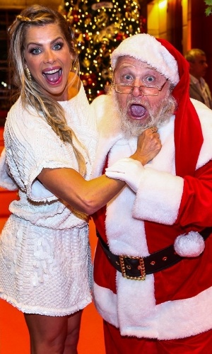 15.dez.2014 - Karina Bacchi puxa a barba do Papai Noel no "Natal do Bem 2014" no Hotel Grand Hyatt, no Brooklin Novo, na zona sul de São Paulo, na noite desta segunda-feira