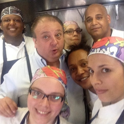 16.dez.2014 - O chef Erick Jacquin posa com a equipe de cozinheiros do restaurante Tartar & Co, em São Paulo, de onde acompanhará a final do programa "Masterchef"