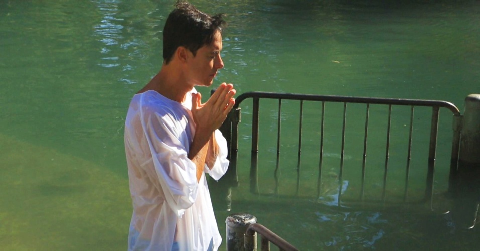 Para comemorar o Natal, Rodrigo Faro mostra seu batismo no Rio Jordão em Israel