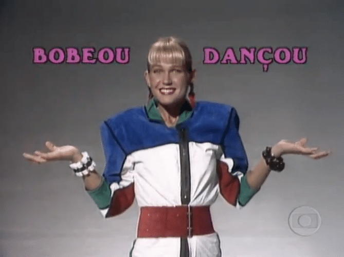 Paralelamente ao "Xou da Xuxa", a Rainha dos Baixinhos apresenta o "Bobeou, Dançou", um game show com gincanas entre colégios com particapação das paquitas e paquitos