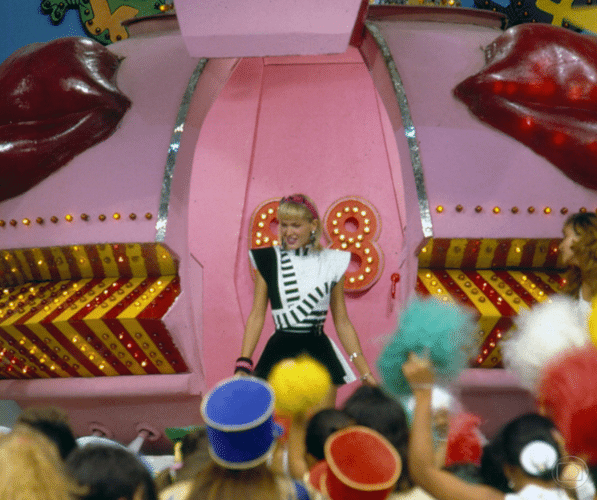 Xuxa desce de sua famosa nave cantando a famosa canção "Amiguinha Xuxa" em seu "Xou da Xuxa", que estreou dia 30 de junho de 1986, na Globo