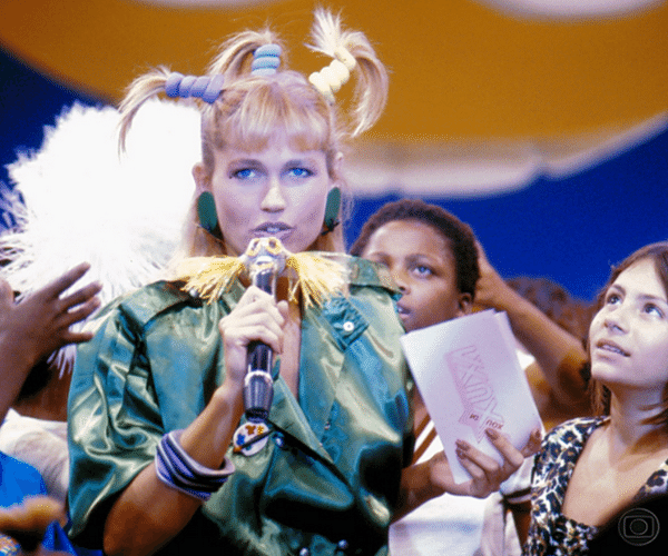 Xuxa recebe o cantor Leo Jaime em seu "Xou da Xuxa", que estreou dia 30 de junho de 1986, na Globo. O programa ficou no ar na emissora até o dia 31 de dezembro de 1992