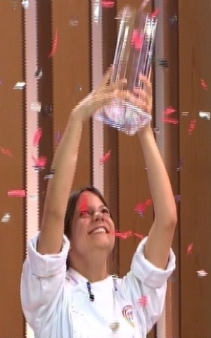 16.dez.2014 - Elisa Fernandes levanta o troféu recebido na final do "MasterChef" Brasil, na noite desta terça-feira