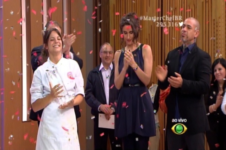 16.dez.2014 - Elisa Fernandes comemora sua vitória no "MasterChef" Brasil, na noite desta terça-feira