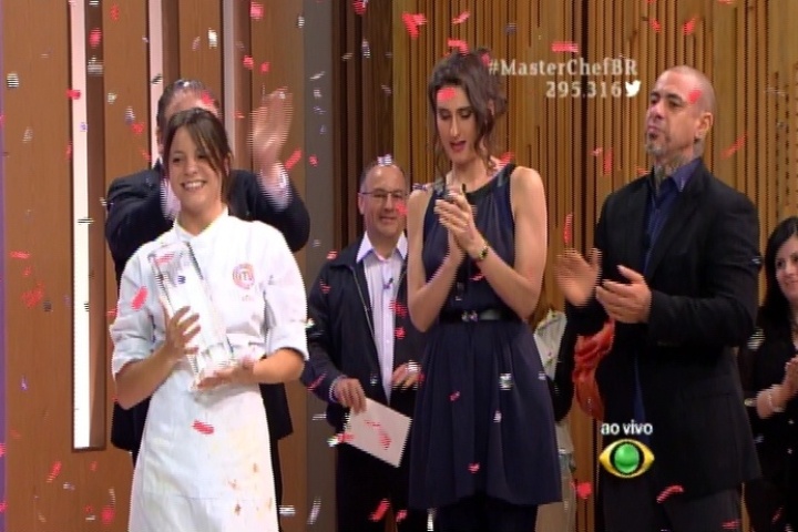 16.dez.2014 - Elisa Fernandes comemora sua vitória no "MasterChef" Brasil, na noite desta terça-feira